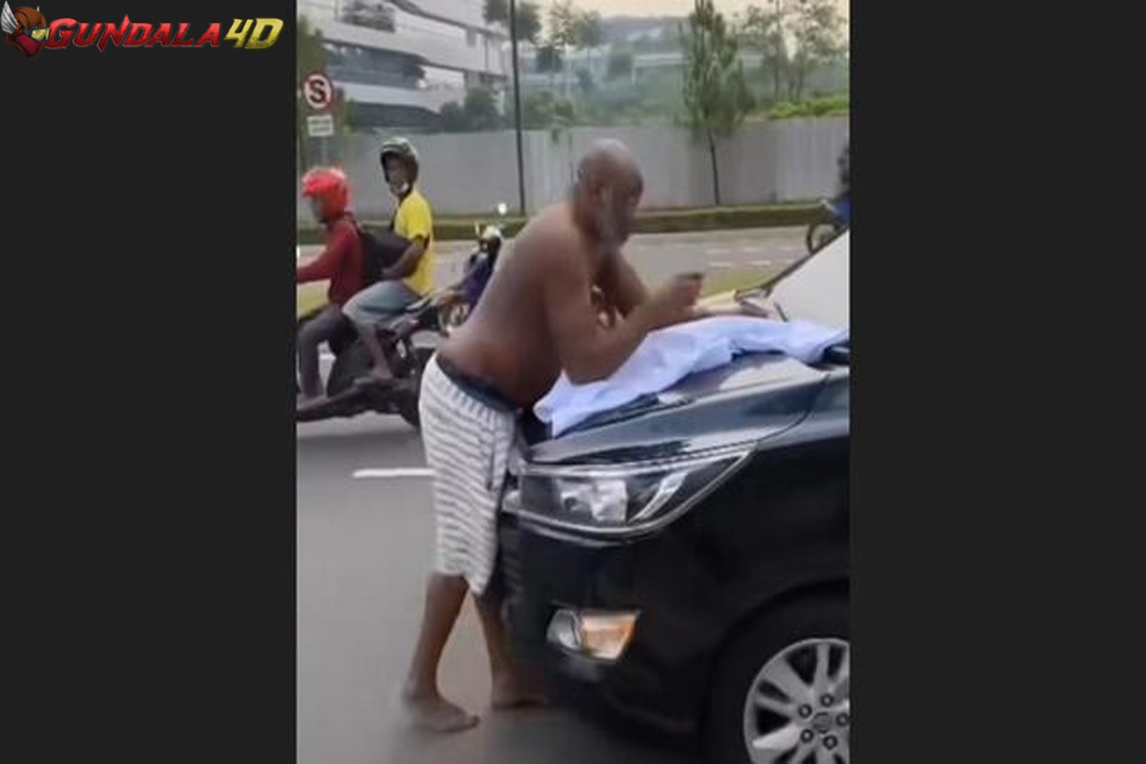 WNA Berkulit Hitam Viral Lantaran Cegat Mobil Lewat di Kawasan Elite di Tangerang