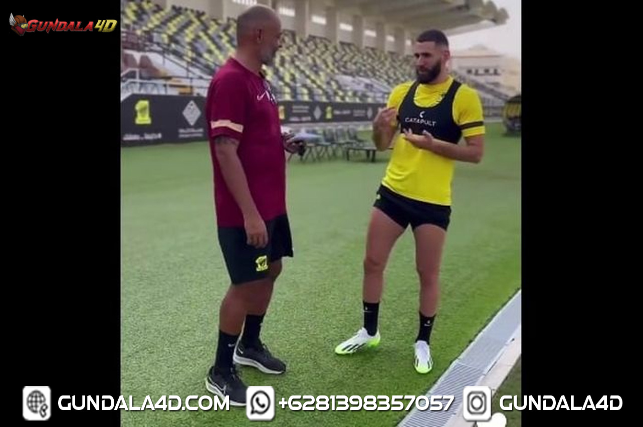 Baru dua bulan gabung Al Ittihad, Karim Benzema terlibat konflik dengan pelatih. Hal ini memicu rumor besar soal peluang reuni dengan Cristiano Ronaldo. Kabar perseteruan Karim Benzema dengan pelatih Al Ittihad, Nuno Espirito Santo, diembuskan media Al-Sharq Al-Awsat, Rabu (23/8/2023).