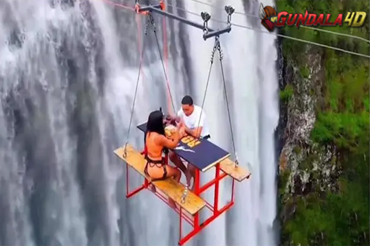 Sensasi Piknik Pakai Meja Gantung di Atas Air Terjun Ini Dibanderol Rp 6,8 Juta, Tertarik Coba?