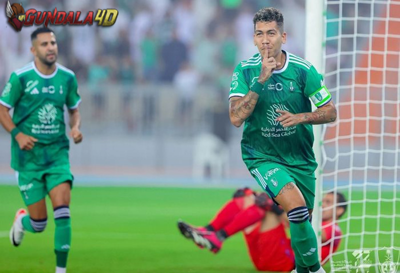 Lebih jago dari Cristiano Ronaldo, debut Roberto Firmino di Liga Arab Saudi sempurna. Menjadi kapten dan langsung mencetak hattrick untuk Al Ahli. Roberto Firmino akhirnya melakoni debut resmi di Liga Arab Saudi bersama Al Ahli.