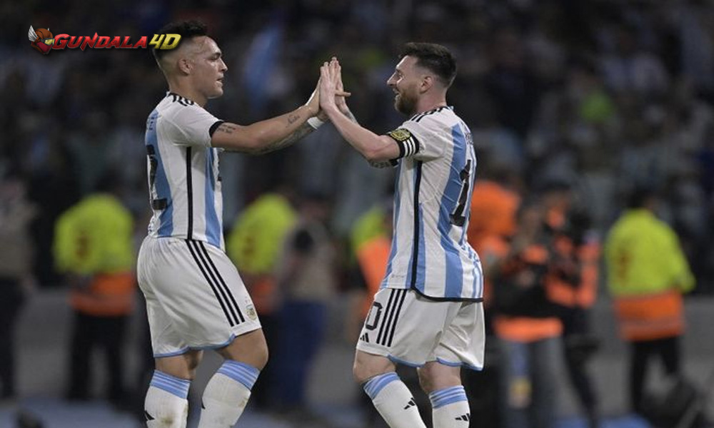 Lionel Messi mencari pendamping untuk menyertainya sebagai target man di lini depan timnas Argentina, antara Lautaro Martinez atau Julian Alvarez