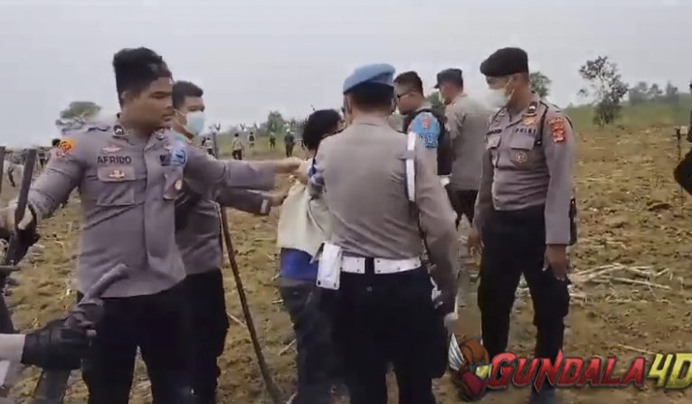 Viral Polisi Injak Kepala Warga saat Eksekusi Lahan di Lampung Tengah