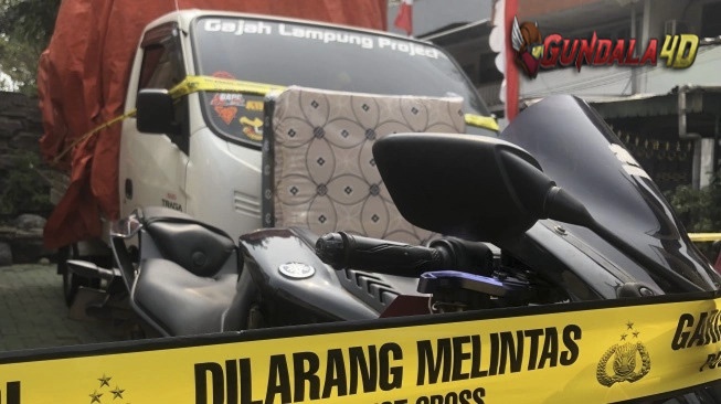 Dua Pria Terekam CCTV Gasak Mobil Boks di Jakarta Barat