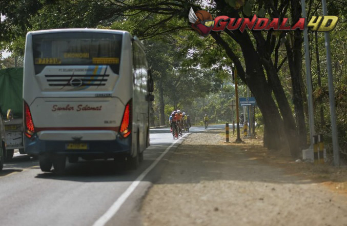 Bus Sumber Selamat Lawan Arah di Caruban, Sejumlah Pesepeda Nyaris Tertabrak