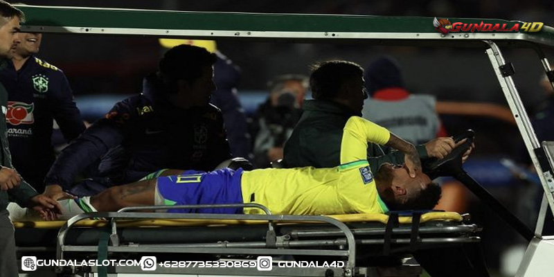 Dukungan moril dikirimkan Lionel Messi kepada Neymar yang mengalami cedera horor saat memperkuat timnas Brasil di Kualifikasi Piala Dunia