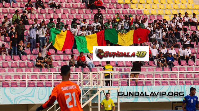 Penyerang Timnas U-17 Mali, Salif Noah Leintu, terpukau dengan militansi suporter negaranya yang hadir langsung di Stadion Manahan, Solo
