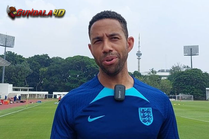 Timnas U-17 Inggris lagi-lagi menjalani latihan di bawah cuaca panas terik Jakarta. The Young Lions tersebut justru menikmati latihan dengan