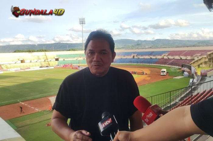 Presiden Klub Madura United, Achsanul Qosasi ditahan Kejaksaan Agung (Kejagung) di kasus dugaan korupsi proyek menara base transceiver