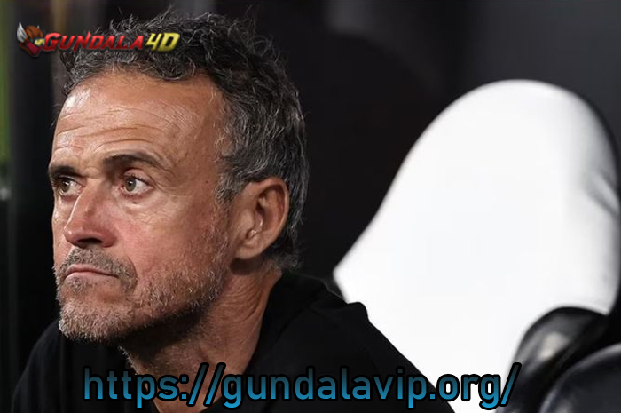 Luis Enrique tak menikmpati perminan saat tim asuhannya, Paris Saint-Germain (PSG), ditumbangkan AC Milan.PSG kena comeback oleh AC Milan