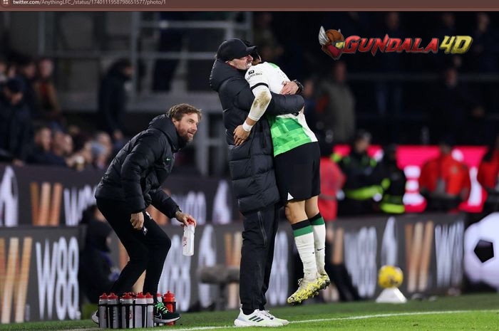 Juergen Klopp memberikan pesan kepada gelandang Liverpool, Wataru Endo, sebelum melawan timnas Indonesia di Piala Asia 2023.