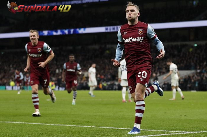 Tottenham Hotspur berhadapan dengan West Ham United dalam pertandingan yang dipentaskan di Tottenham Hotspur Stadium, Kamis (7/12/2023).