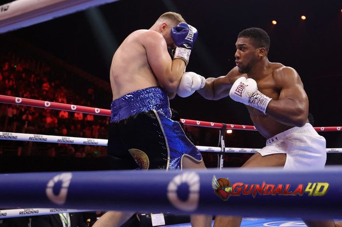 Anthony Joshua berhasil membukukan torehan manis saat berjumpa dengan Otto Walin dalam laga tinju kelas berat.