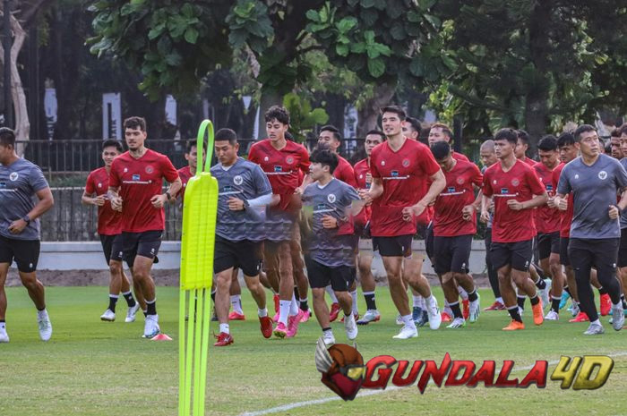 Pelatih Shin Tae-yong sudah menegur pemain Timnas Indonesia yang diam-diam menyantap mi instan di kamar hotel.