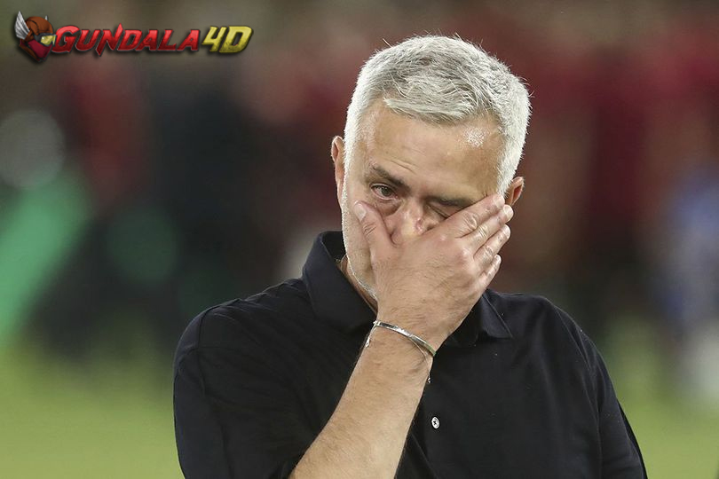 Sedih! Usai Dipecat, Jose Mourinho Tinggalkan AS Roma dengan Mata Sembab Menahan Tangis