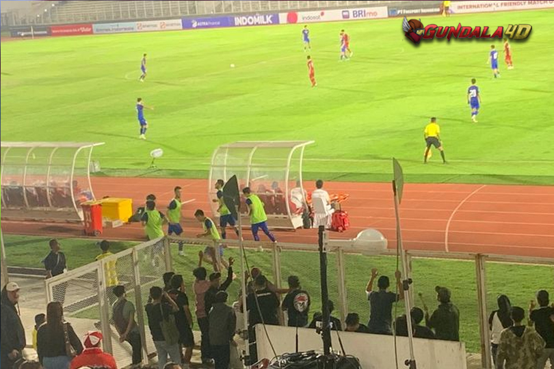 Laga uji coba antara timnas U-20 Indonesia vs Uzbekistan U-20 kini tengah berlangsung di Stadion Madya Senayan Jakarta Pusat.