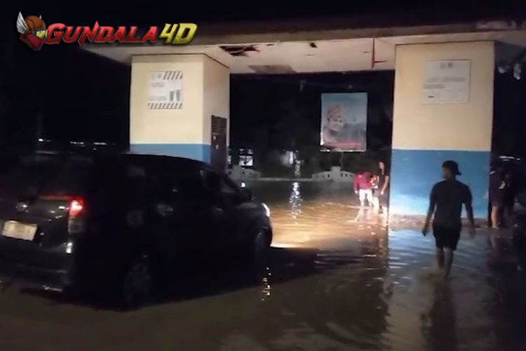 Banjir Landa Makale Tana Toraja, Warga Dievakuasi dan Mobil Terbawa Arus