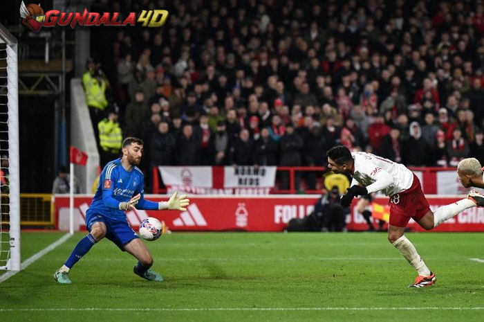 Casemiro berhasil menyambar umpan tersebut dengan sundulan untuk menaklukkan kiper Nottingham, Matt Turner.