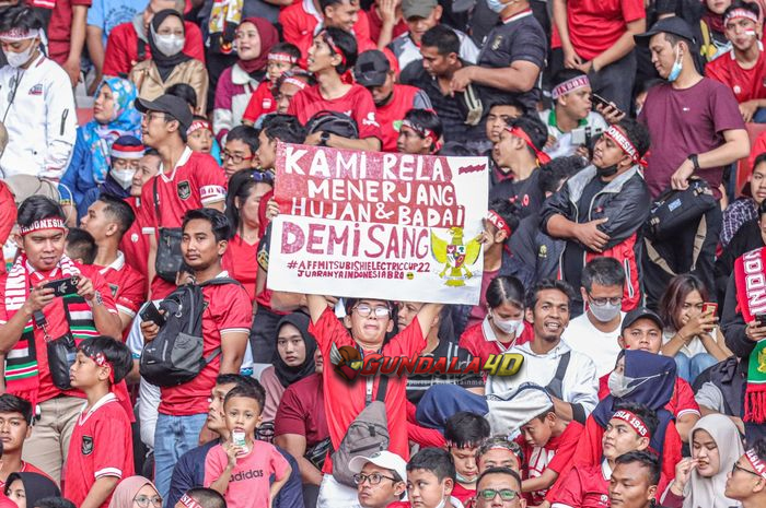 Bek timnas Indonesia, Nathan Tjoe-A-On, ingin segera bermain di depan suporter skuad Garuda. Hal tersebut tentu tinggal menunggu waktu