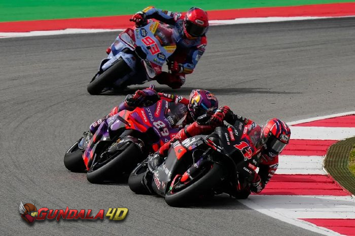 Marah pun Tidak, Maverick Vinales Justru Rangkul Kru Tim Aprilia Walau Podium Runner-up Melayang di Depan Mata Akibat Masalah Teknis