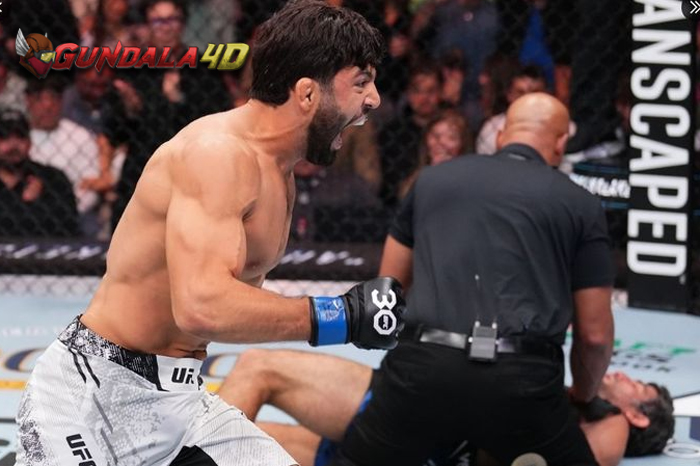 Perang urat saraf kembali dilancarkan petarung yang baru merangsek ke jajaran penantang gelar kelas ringan UFC, Arman Tsarukyan