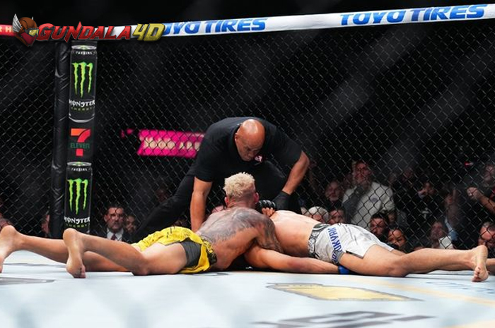Mantan juara kelas ringan UFC, Charles Oliveira, mengungkapkan mengapa ia begitu percaya diri pada detik-detik terakhir dalam duelnya