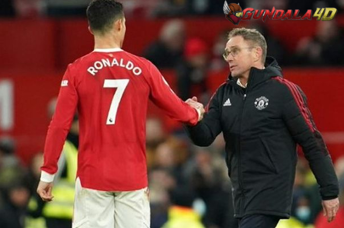 Mantan pelatih interim Manchester United, Ralf Rangnick, kembali mengungkap aib Cristiano Ronaldo yang ternyata hanya mau diperlakukan bak