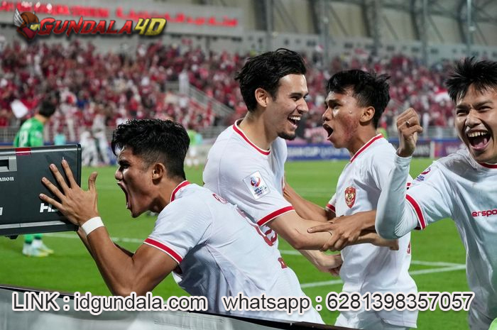 Calon kiper naturalisasi Indonesia, Maarten Paes, terciduk ikut merayakan kesuksesan Timnas U-23 Indonesia saat mengalahkan Korea Selatan