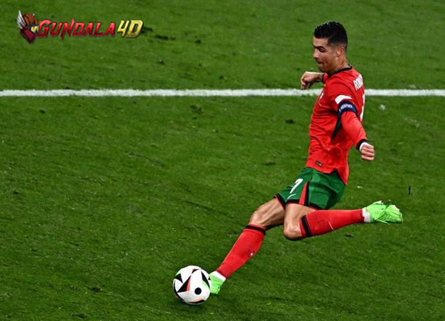 EURO 2024 - Terlalu Banyak Penyusup di Lapangan, Keselamatan Cristiano Ronaldo Dipertanyakan