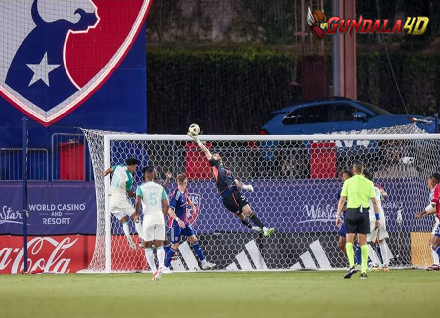 Pamer Penyelamatan Maarten Paes yang Pakai Sarung Tangan Corak Merah Putih, FC Dallas Takluk dari Sounders Lewat Gol Berdarah