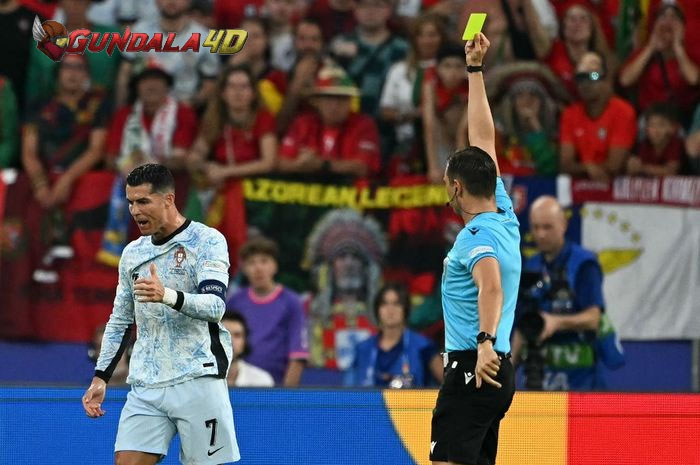 1 Jam yang Kelam buat Ronaldo: Gagal Pecah Telur di Euro 2024, Jersei Ditarik Malah Dapat Kartu, Ngamuk Tendang Botol