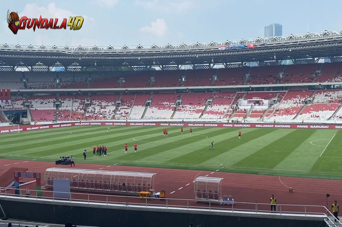 Pemain Timnas Indonesia Masuk SUGBK untuk Cek Rumput, Fans Wanita Terjerit-jerit