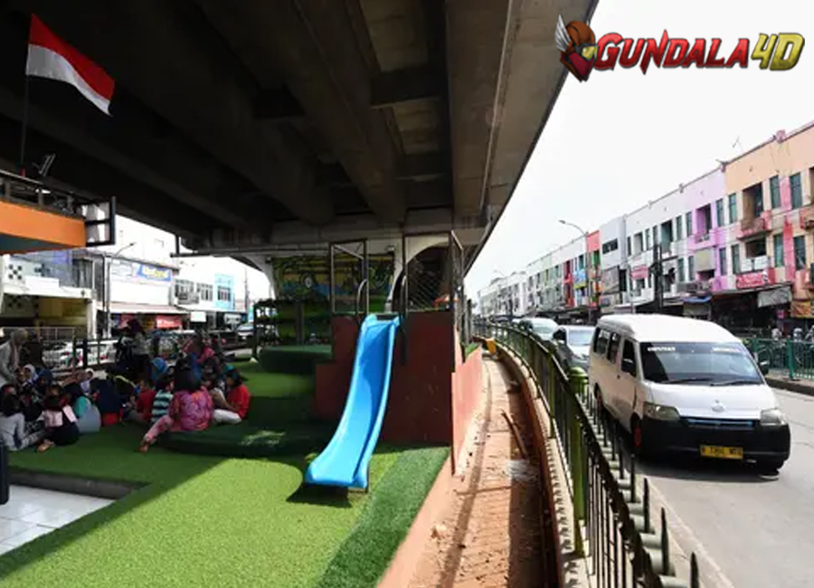 Viral Pengendara Motor Hampir Tertimpa Runtuhan Batu dari Flyover Ciputat