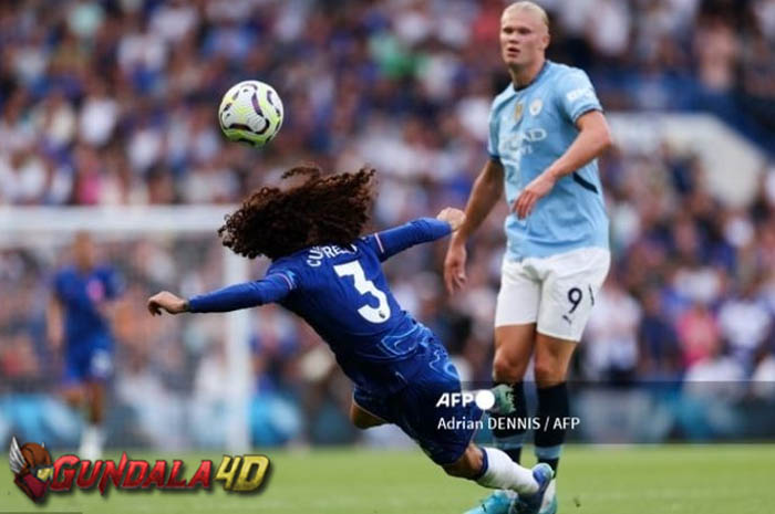 Bek sayap Chelsea, Marc Cucurella, disebut kena karma usai dipermalukan Erling Haaland.Erling Haaland dan Marc Cucurella akhirnya bertemu