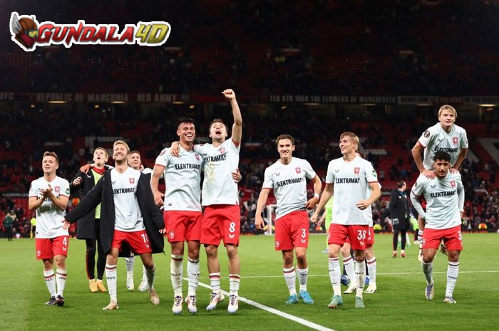 Kiper FC Twente Puji Calon Bek Timnas Indonesia Mees Hilgers Sundul Bola yang Melaju dengan Kecepatan 100 km/jam saat Tahan Man United