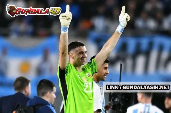 Kiper jagoan Lionel Messi, Emiliano Martinez, langsung terkena sanksi FIFA imbas dari gestur tak senonoh dan kasar yang ia lakukan