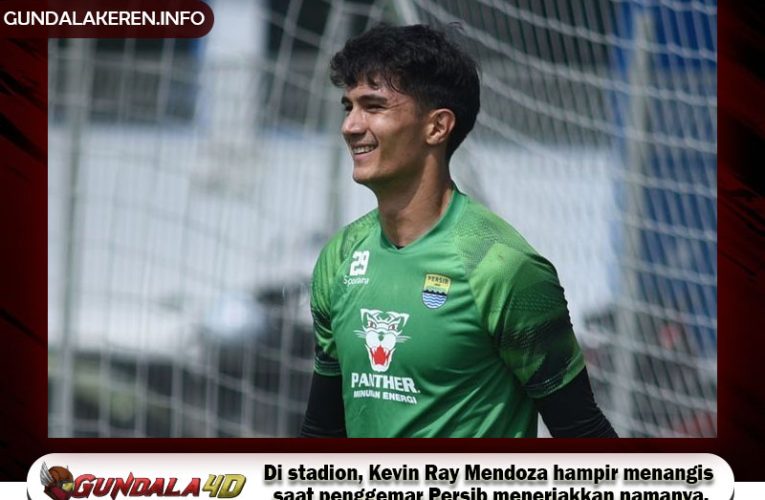 Di stadion, Kevin Ray Mendoza hampir menangis saat penggemar Persib meneriakkan namanya.